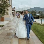 Gli sposi alla Corte e il Sogno, una location per matrimoni con un piano b perfetto in caso di pioggia, con l'ombrello.