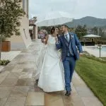 Gli sposi alla Corte e il Sogno, una location per matrimoni con un piano b perfetto in caso di pioggia, con l'ombrello.