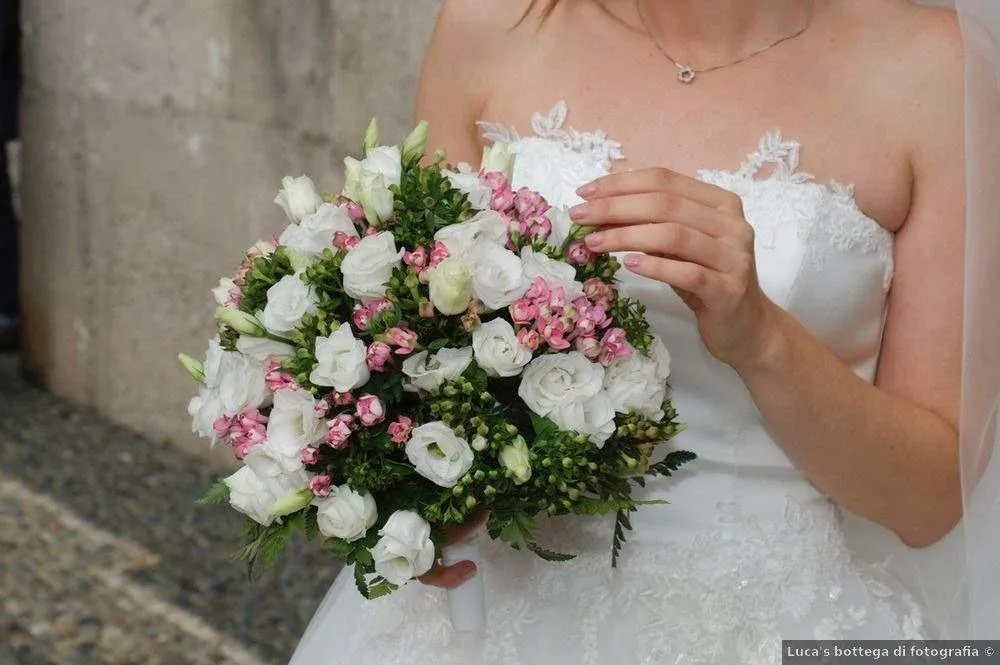 il bouquet da sposa semplice e campagnolo