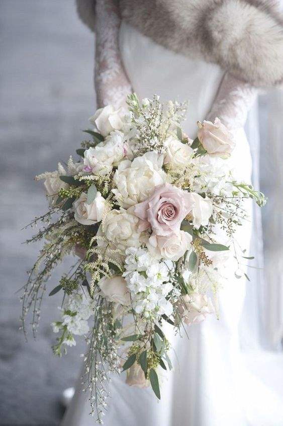 il bouquet da sposa a cascata