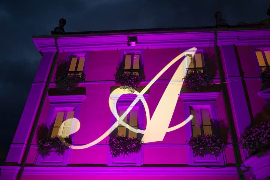 Le iniziali degli sposi proiettate sulla facciata di Villa Acquaroli