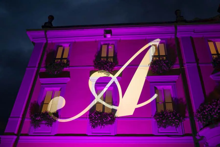 Le iniziali degli sposi proiettate sulla facciata di Villa Acquaroli